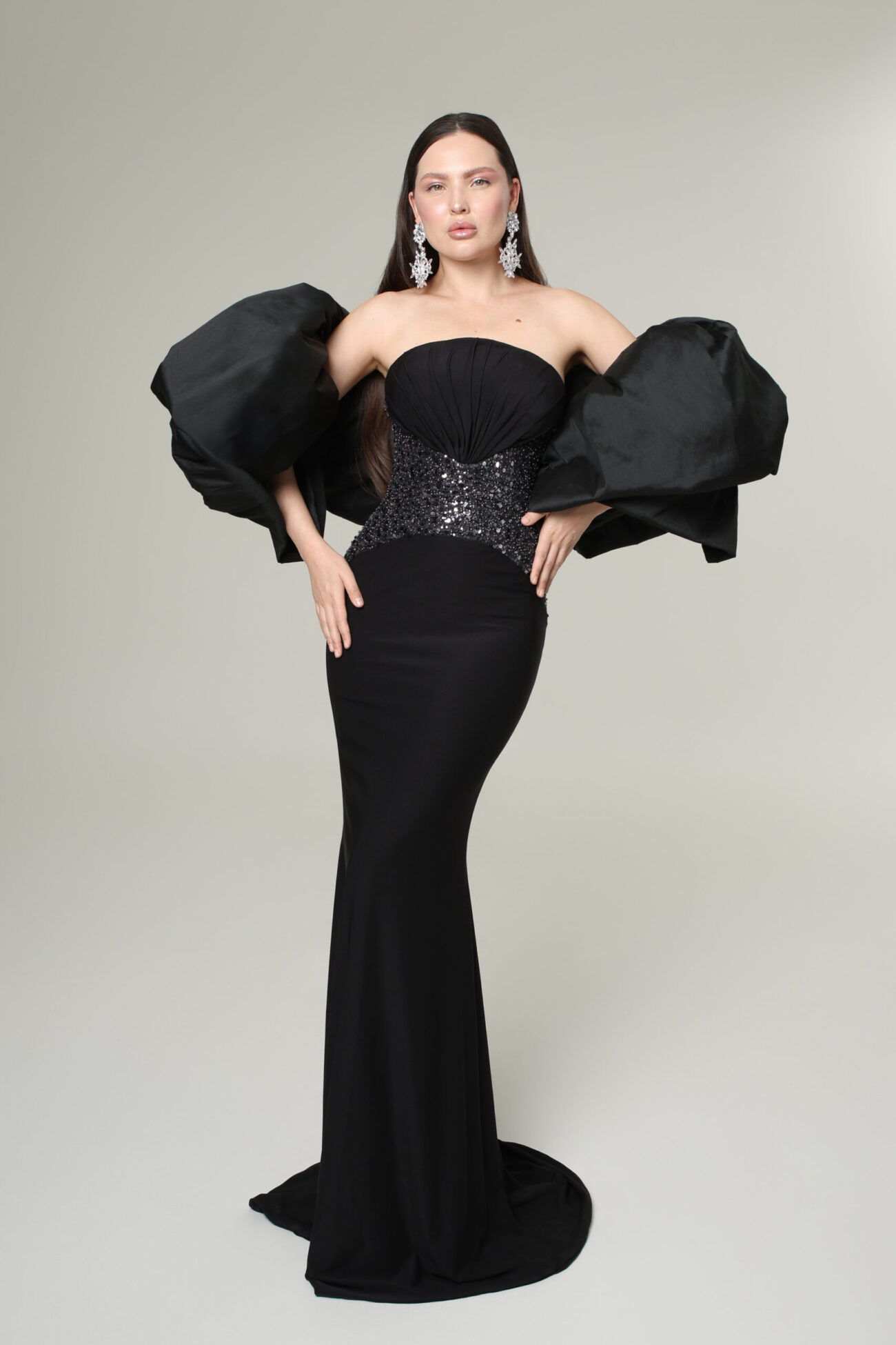 Front picture of Ôzé by THD dress Elara in black with cape