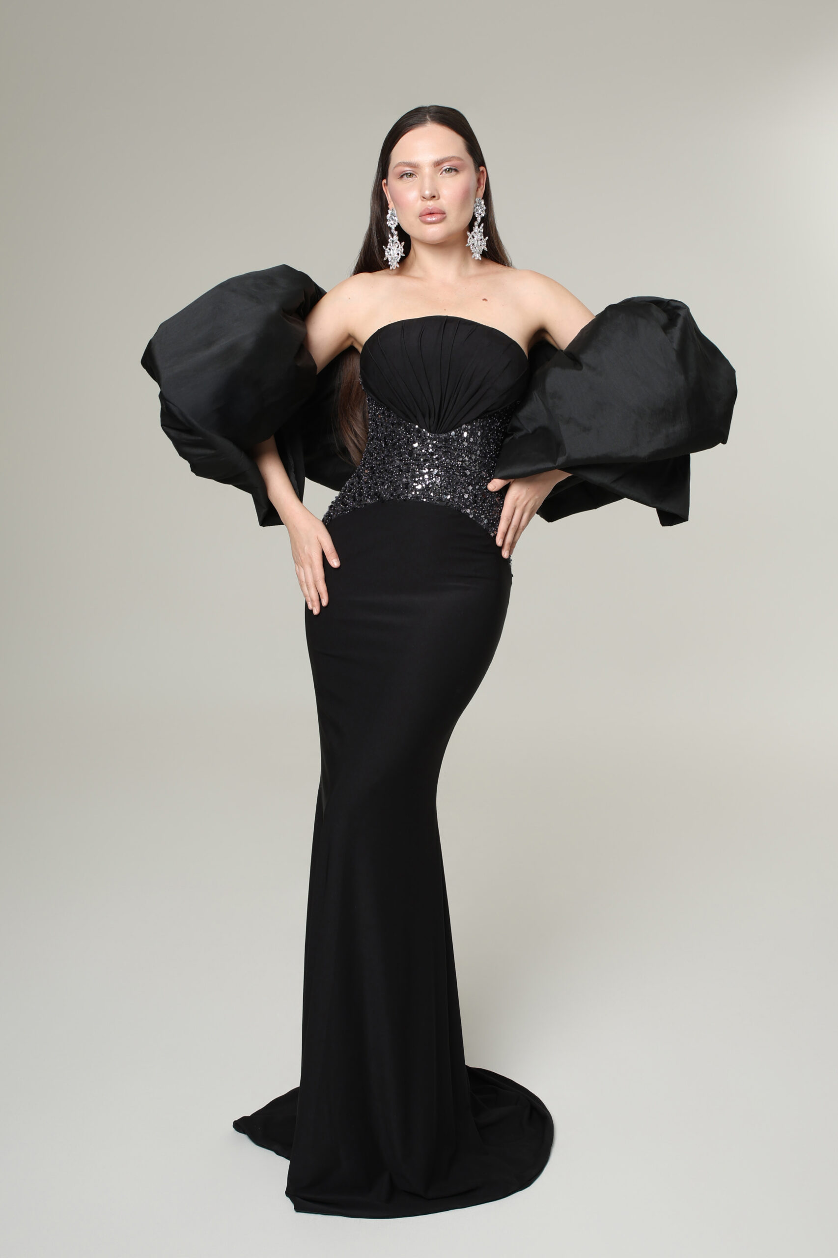 Front picture of Ôzé by THD dress Elara in black with cape