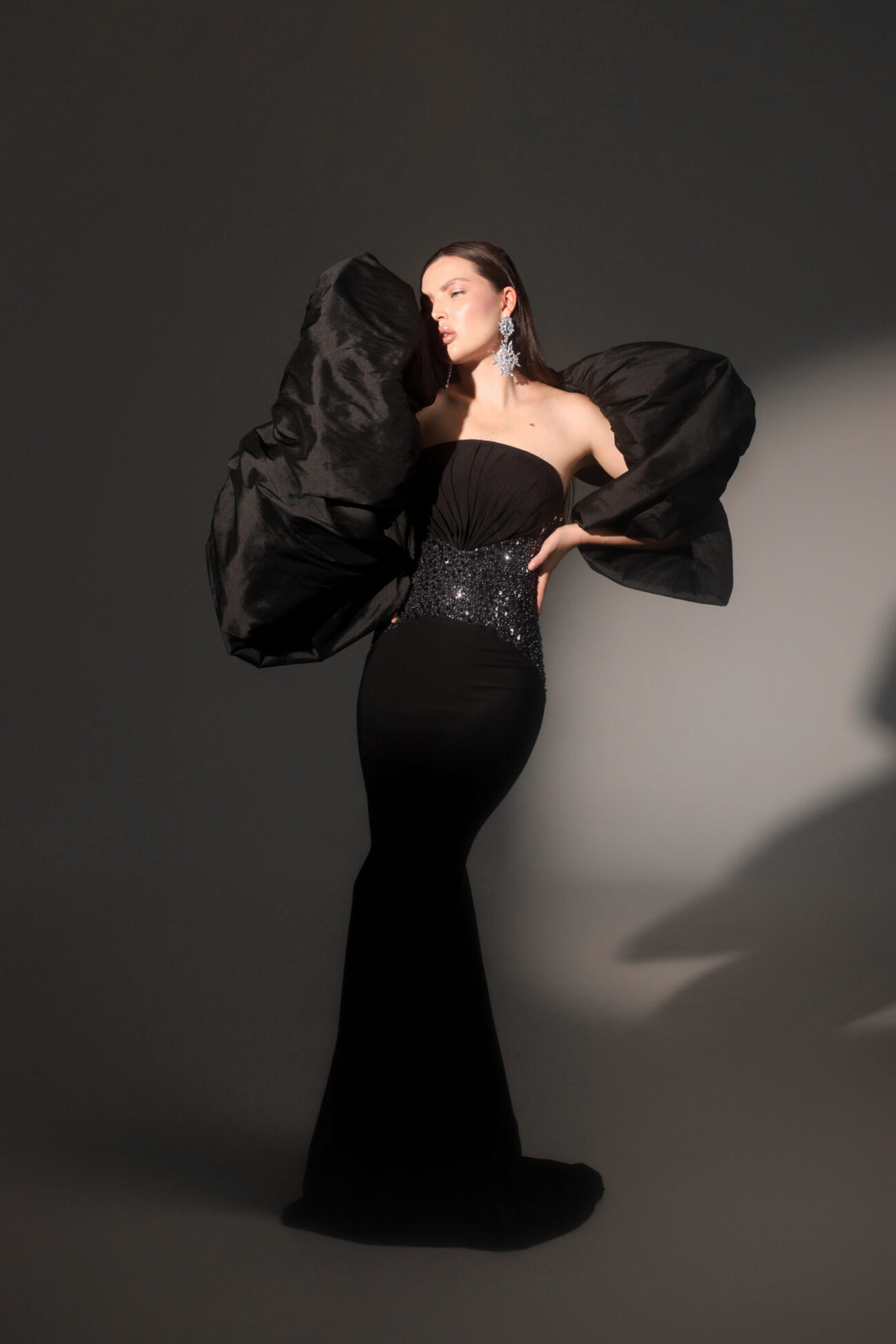Editorial picture of Ôzé by THD dress Elara in black with cape