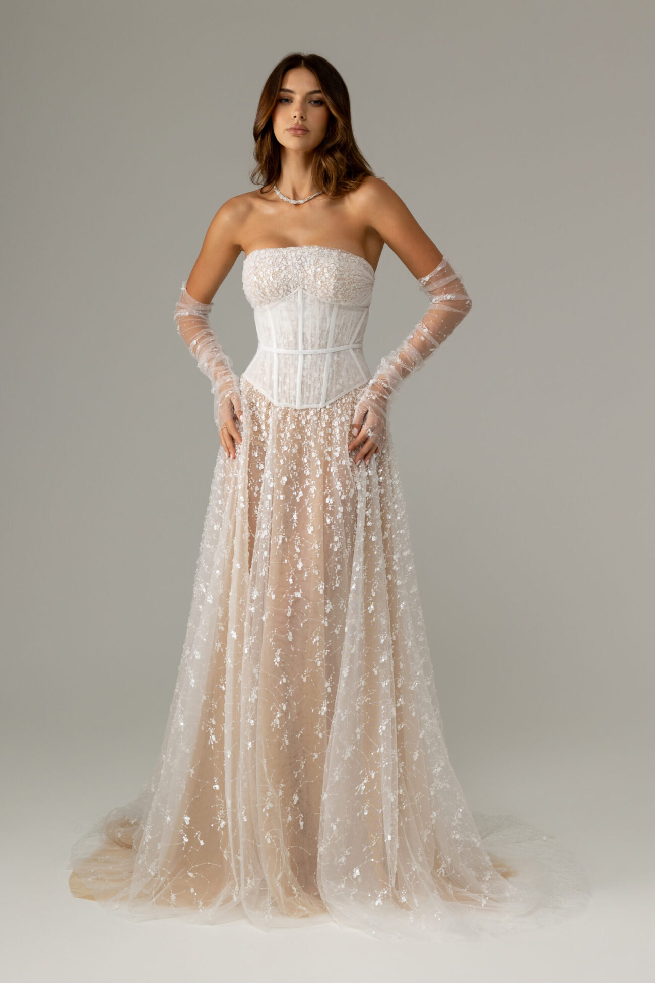 Front picture of Ôzé by THD dress Valeria in off-white with accessories